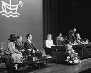 855199 Afbeelding van de hoogwaardigheidsbekleders op het podium van het Jaarbeurs Congrescentrum (Jaarbeursplein) te ...